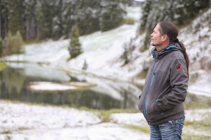 Peter Blickle blickt über eine verschneite Landschaft