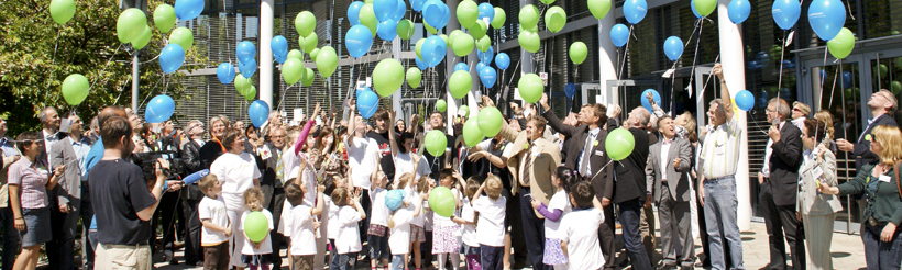 Eine Menschenmenge lässt Luftballons steigen